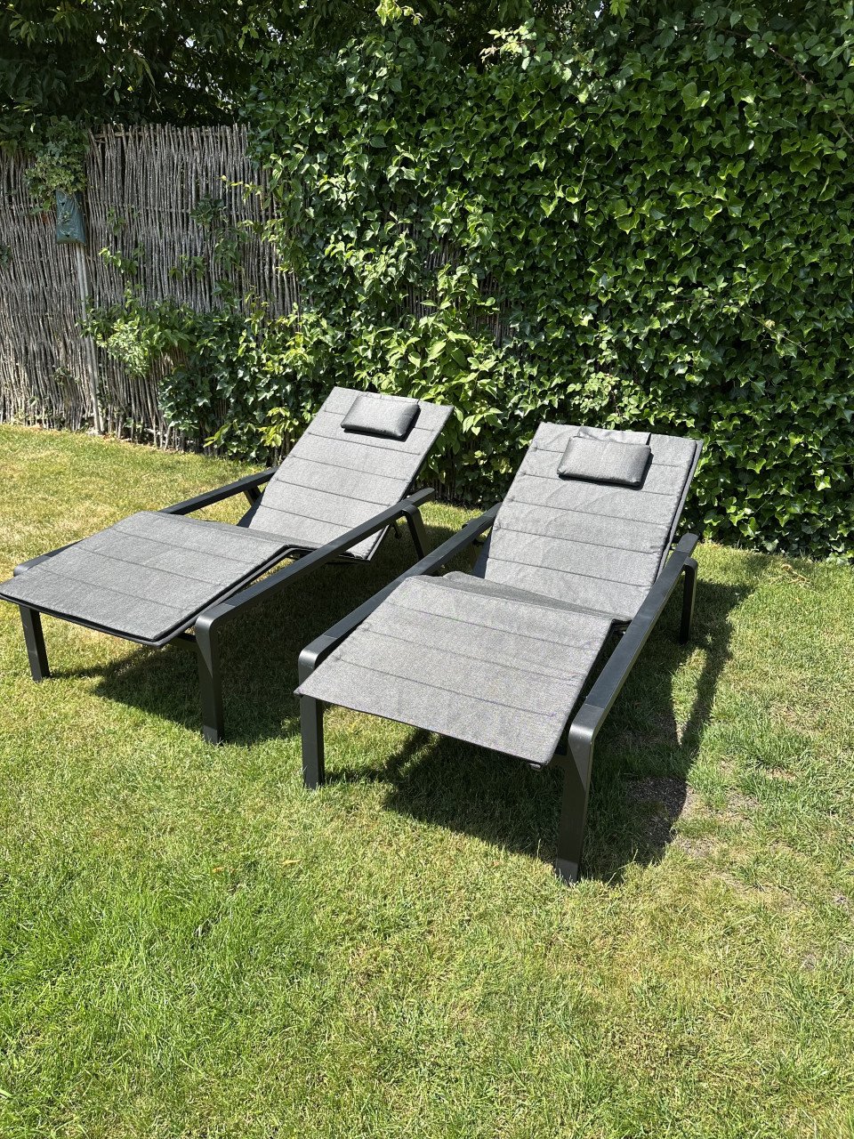 2 Luxe Sun Loungers- terras ligbedden- Royal Botania Alura