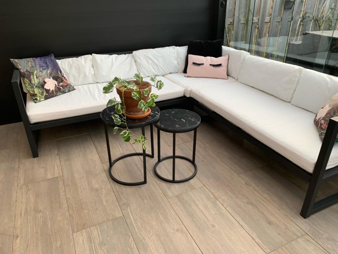 Alminium zwart loungeset, met kussens en tafeltjes.