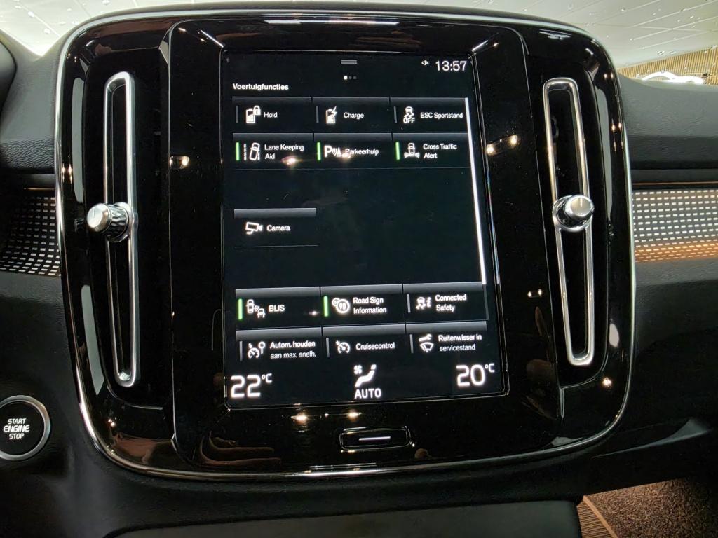 Volvo XC40 r design recharge plug-in hybrid lane assist | trekhaak | camera