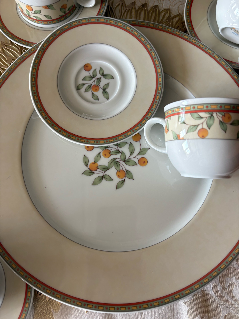 Groot bord met 4 kop+ schotels van Art Design  Koffietijd