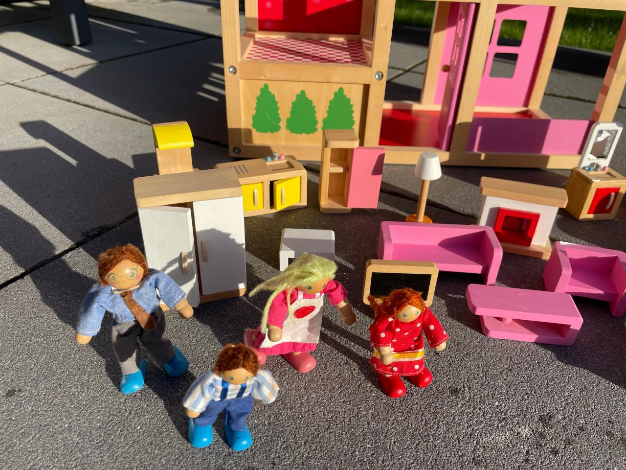 Houten poppenhuis met meubels en 4 poppetjes