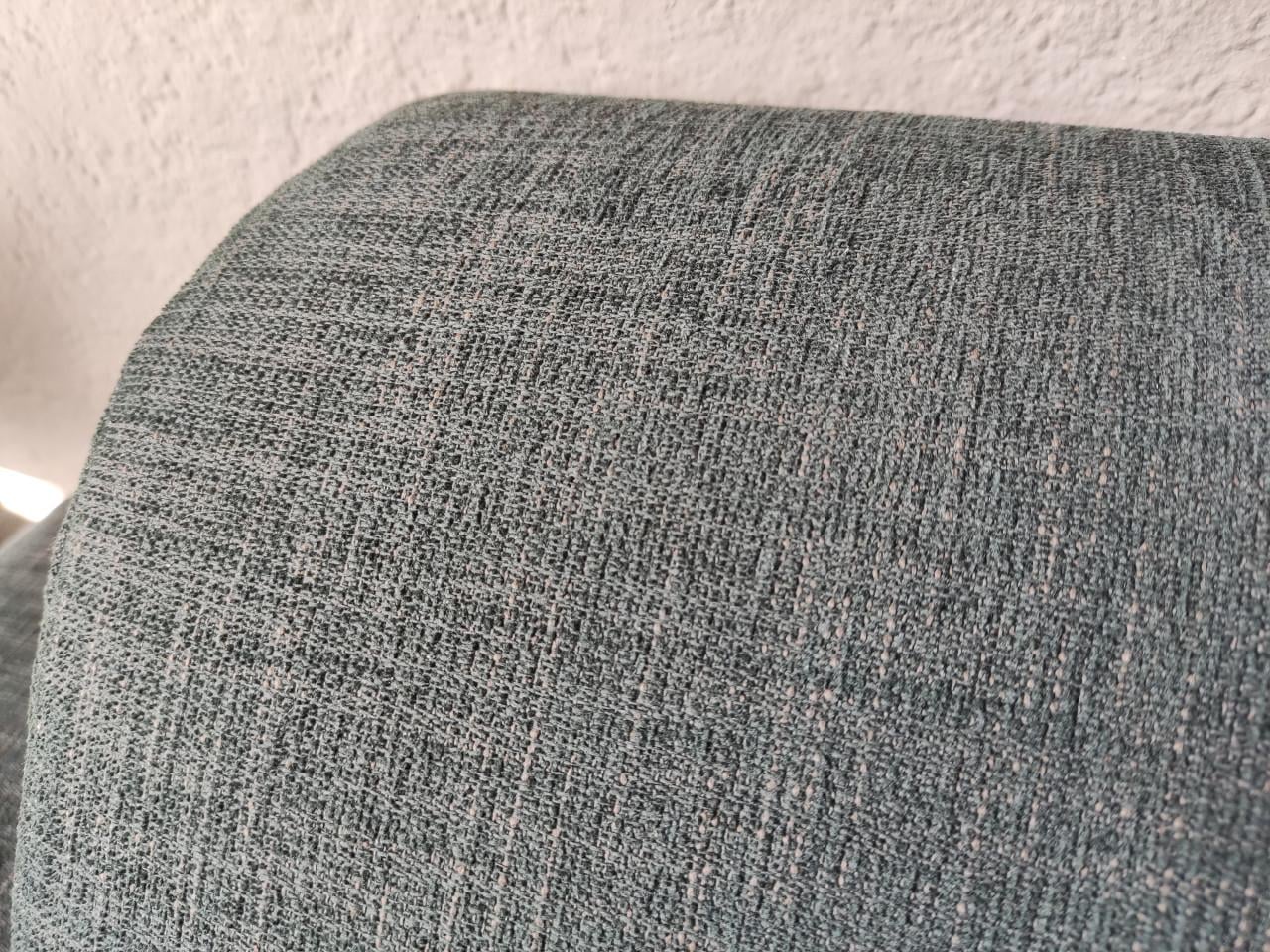 GRATIS! Comfortabele grijs/zwart 2,5 & 3 zits bank + poef