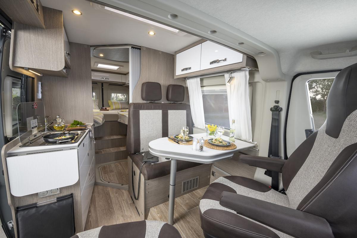 Boek tijdig voor 2026 : Bus Camper met stahoogte 2,13 m en lengtebedden.