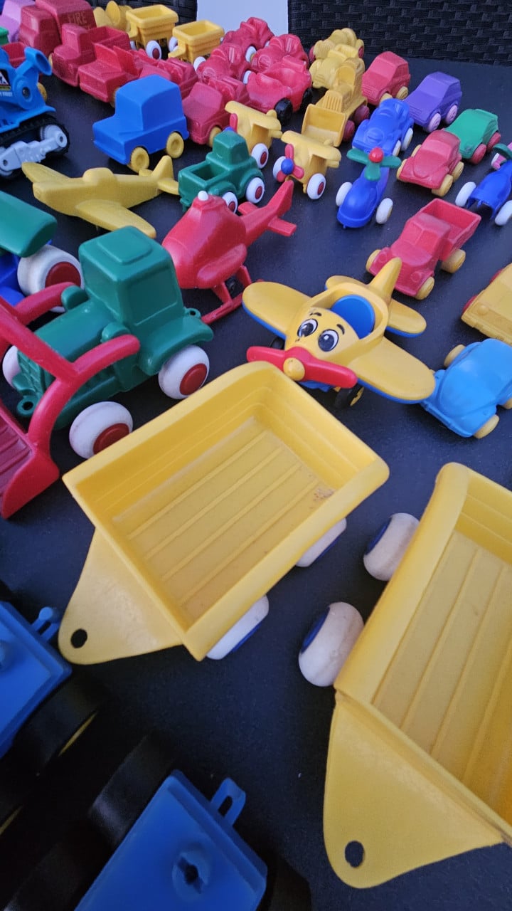 Heeeel veel plastic speelgoedauto's, vliegtuigjes