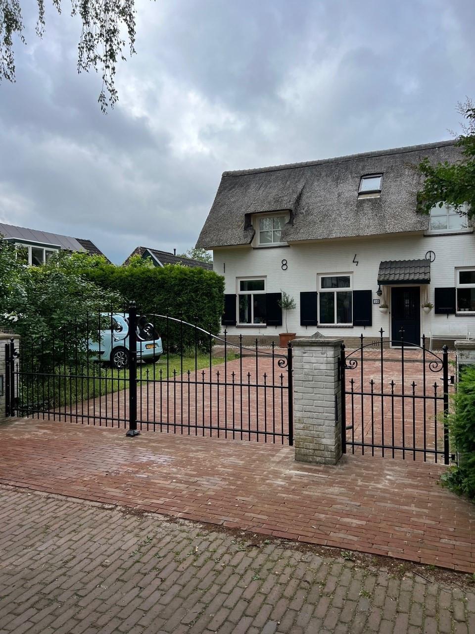 Een meerwaarde voor elke woning. Inrijpoorten elk type en maat is mogelijk.