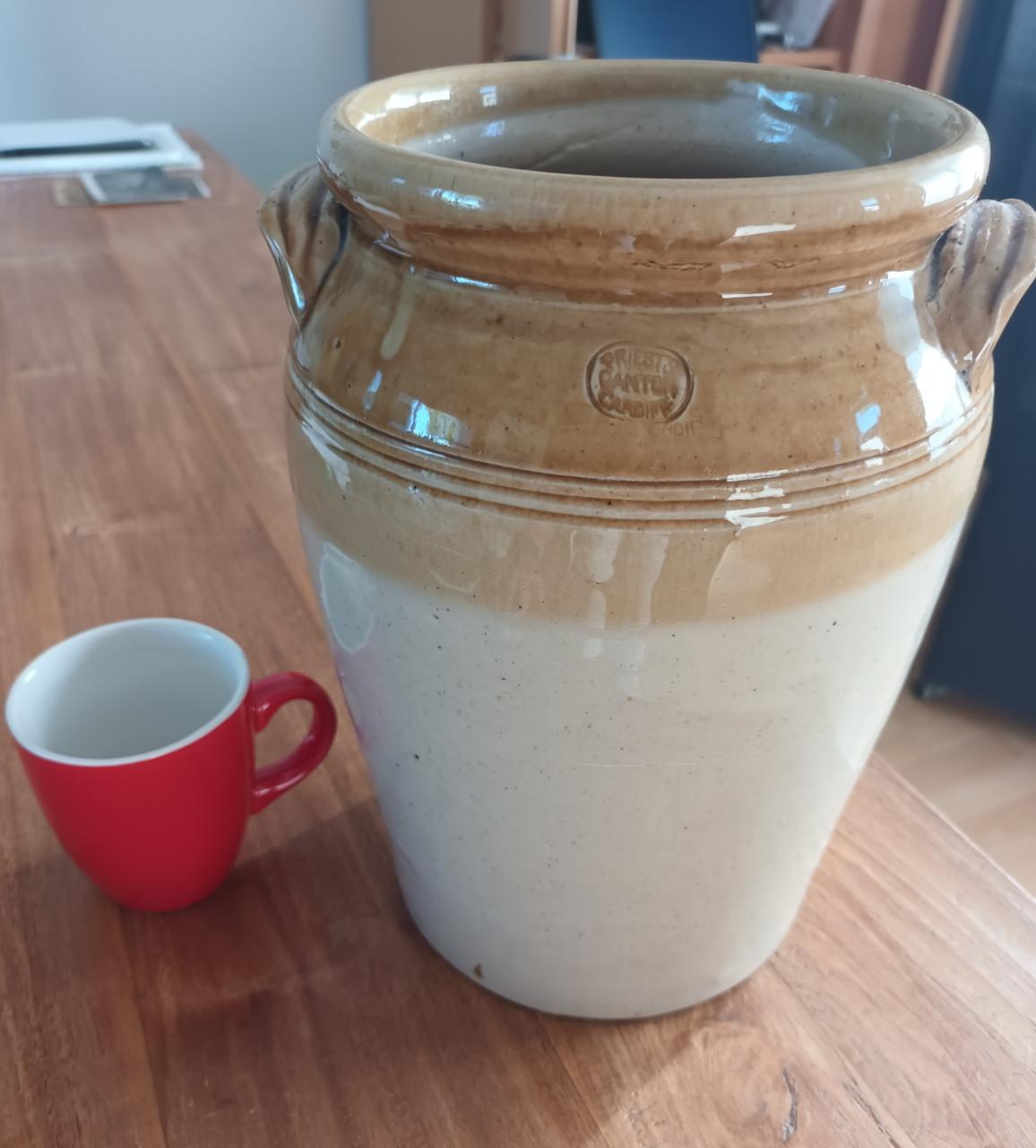Antieke tweekleurige (voorraad)pot Gemerkt