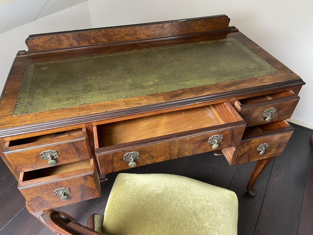 Antiek bureau + stoel