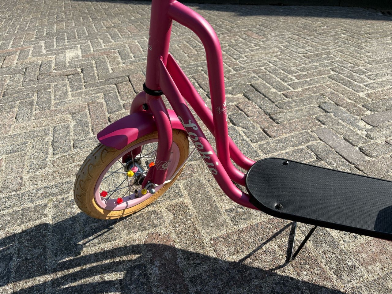 Leuke roze Loekie step met zadel