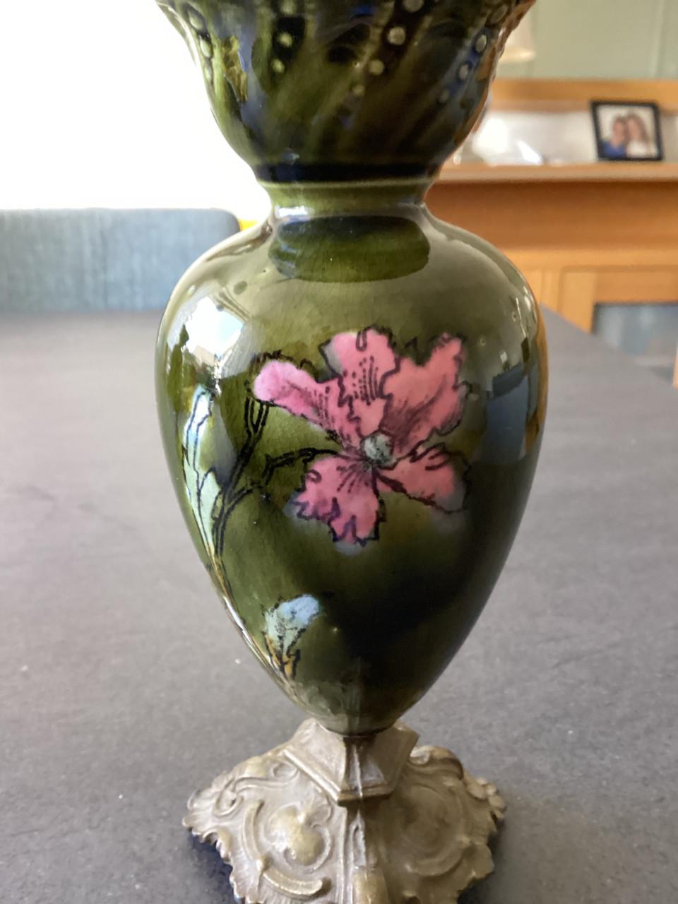 Aardewerken vaasjes met motief. Art-Nouveau-stijl.  2 x.
