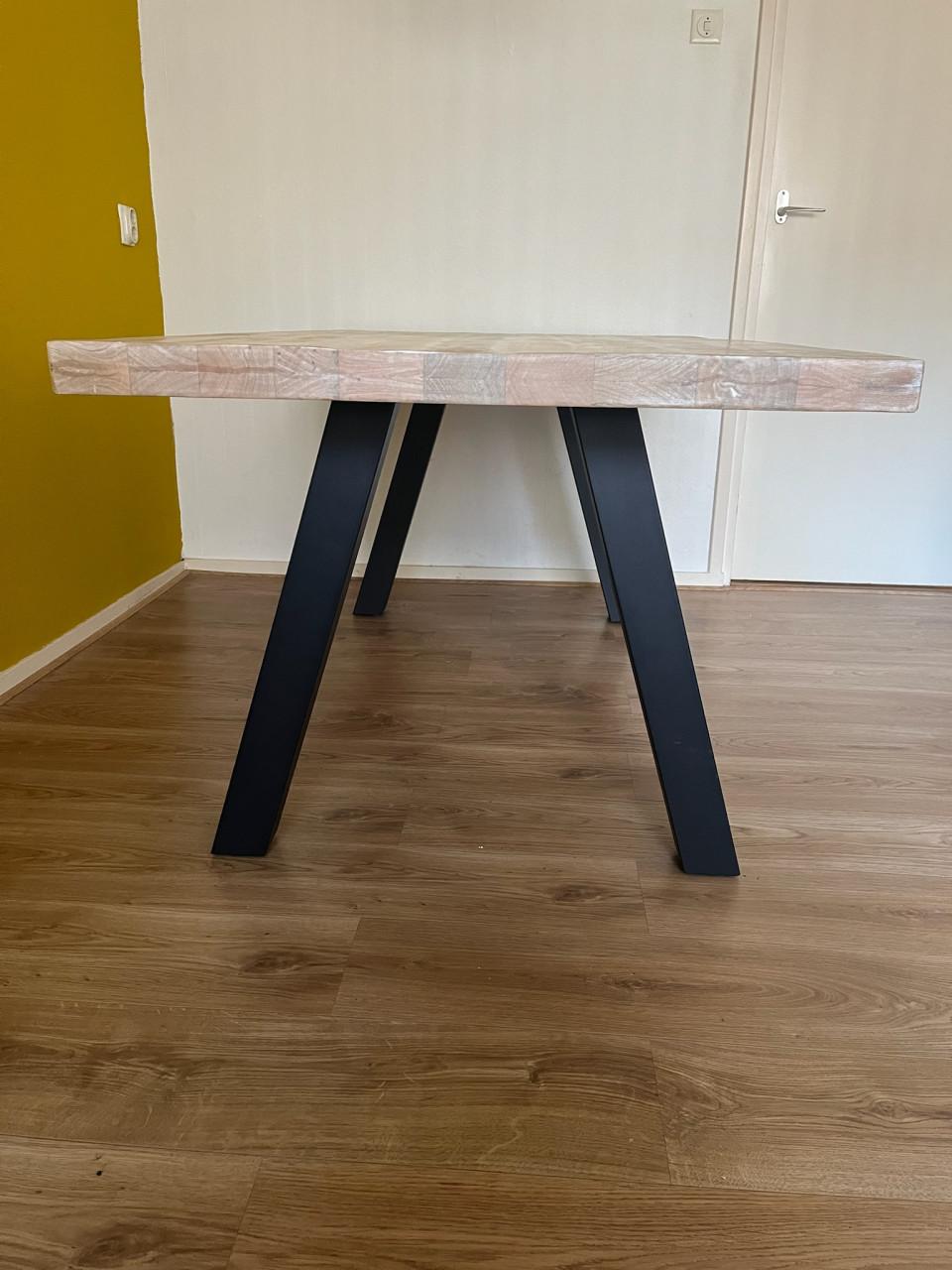 Eettafel mangohout stalen poten