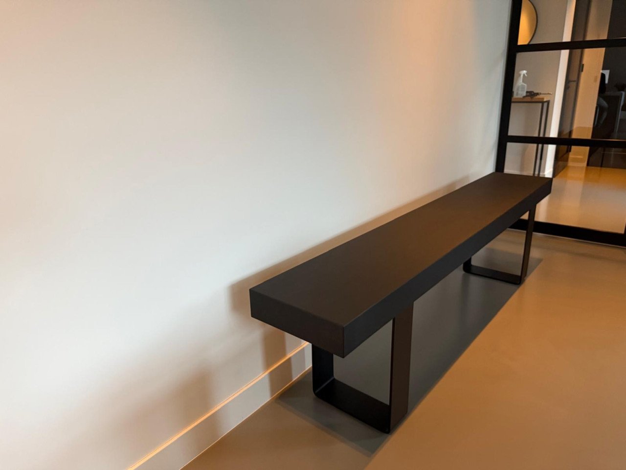 Zwart gebeitst eikenhouten bankje