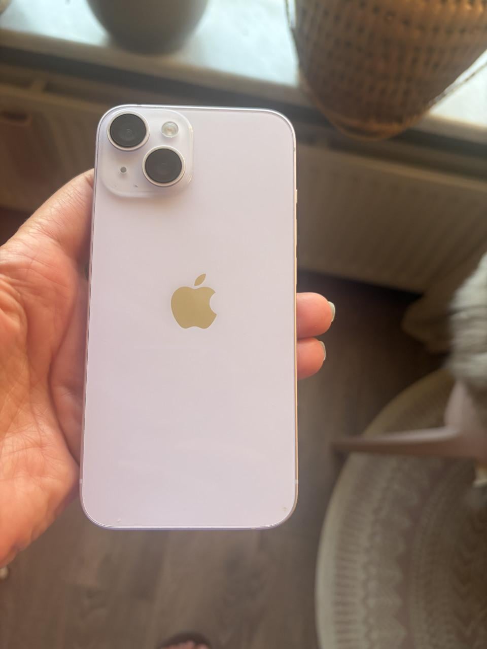 IPhone 14 lila