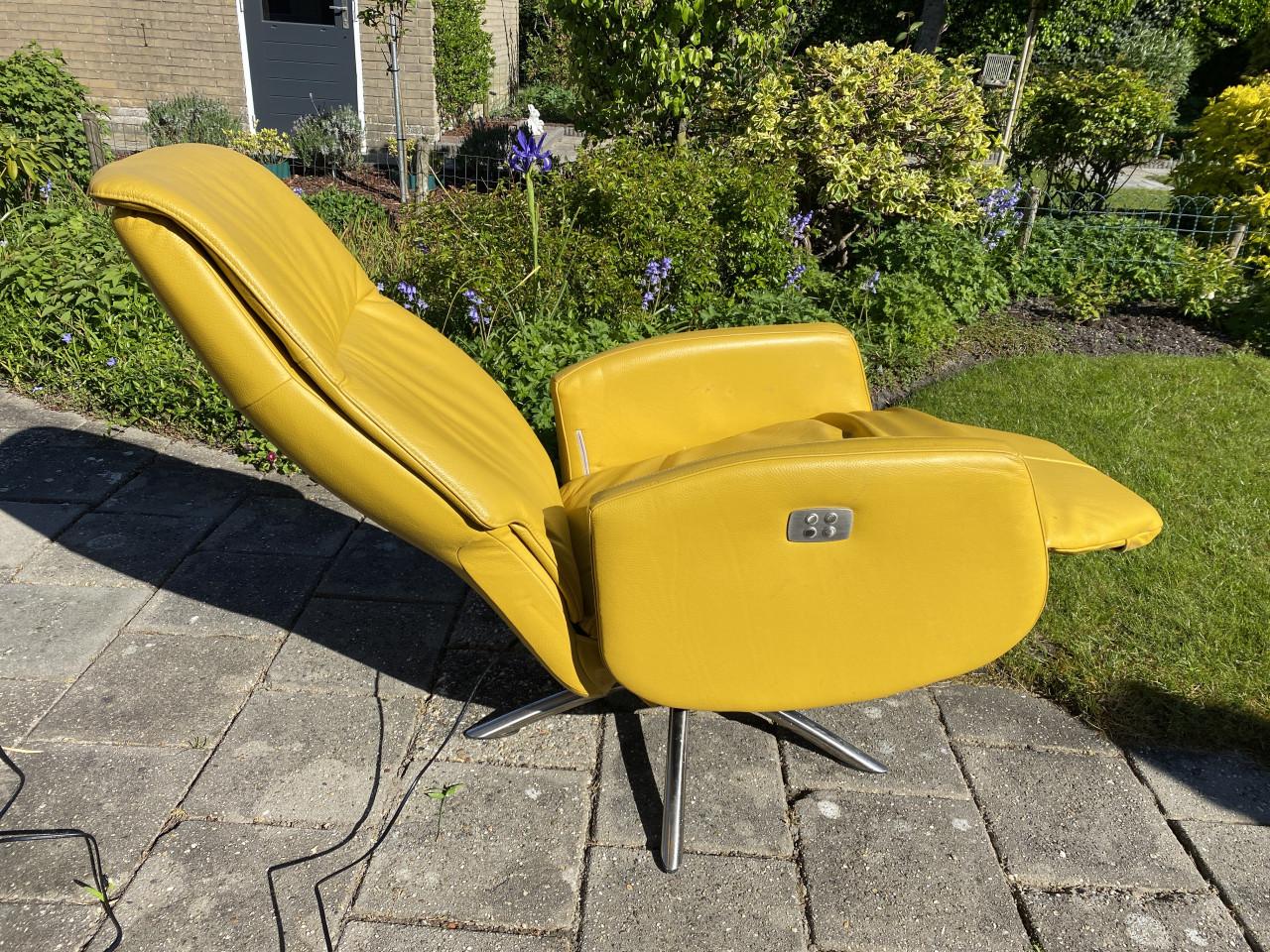 Sta-op stoel met 2 motoren en lederen bekleding. Opbrengst naar: Rode Kruis