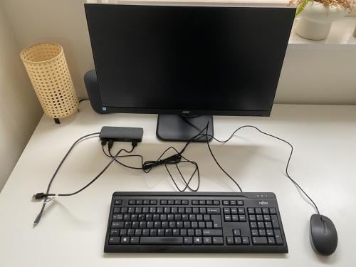 Thuiswerkplek met monitor - toetsenbord- muis - hub