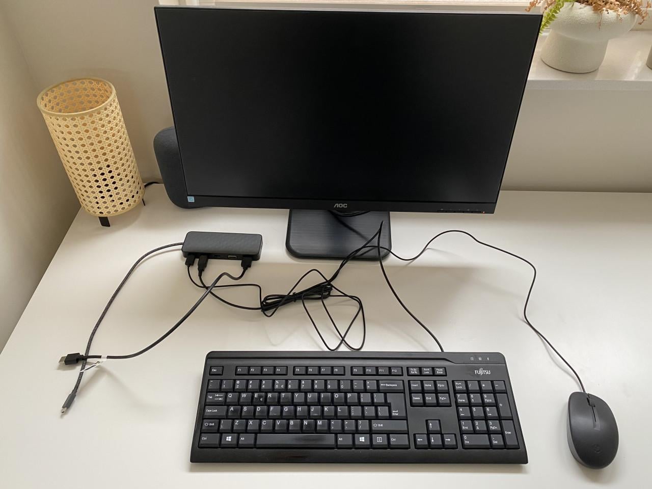 Thuiswerkplek met monitor - toetsenbord- muis - hub