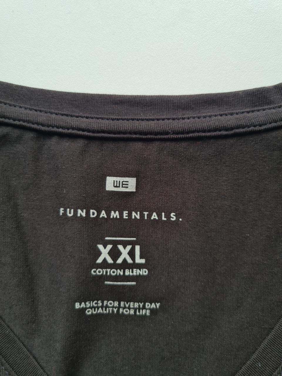 Nieuw, alleen gewassen zwart V-hals T-shirt van de WE in maat XXL.