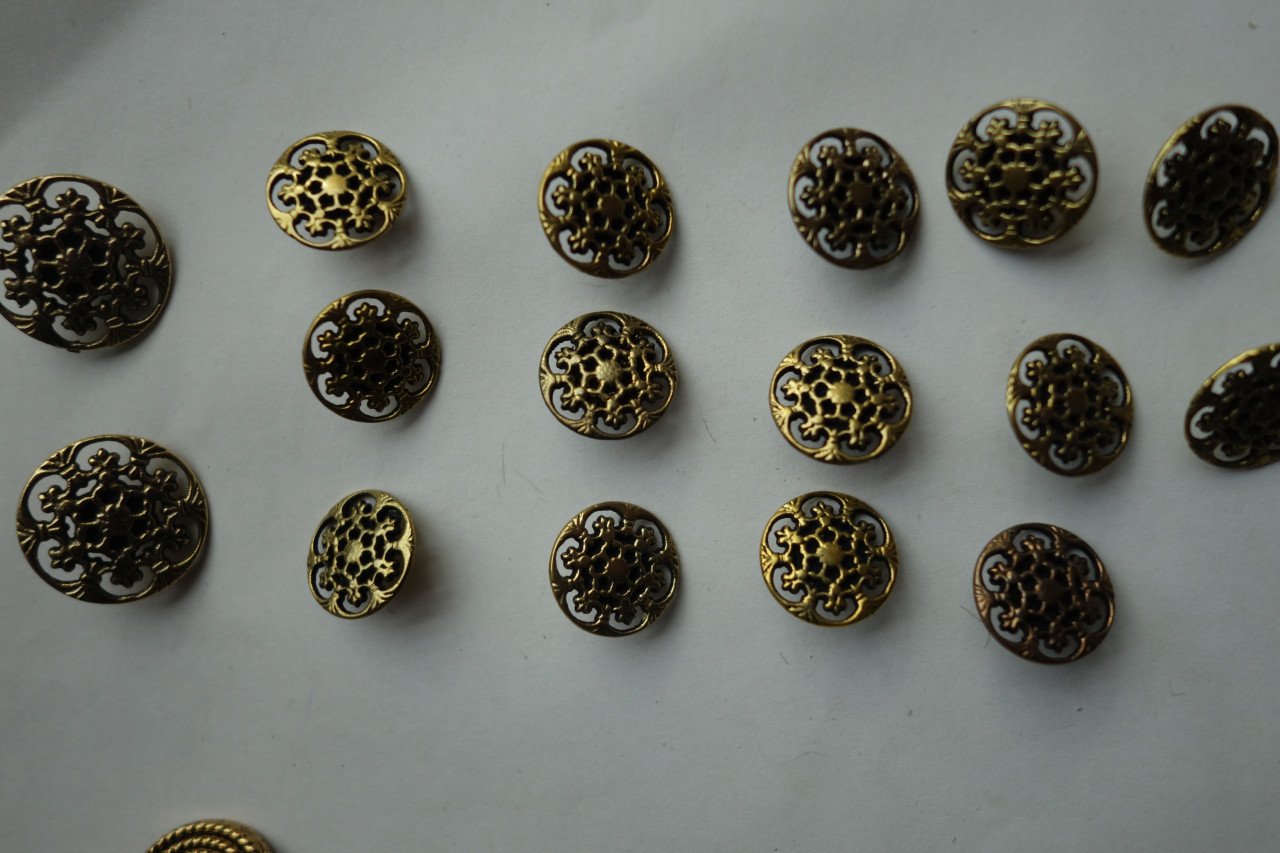 Uniek lot met 14 kleine en 2 grote retro knopen