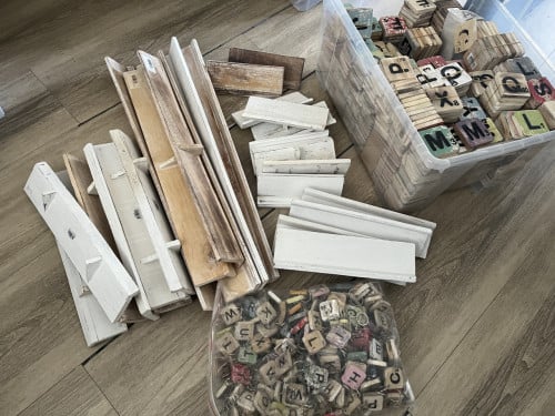 Partij scrabbleletters en sleutelhangers