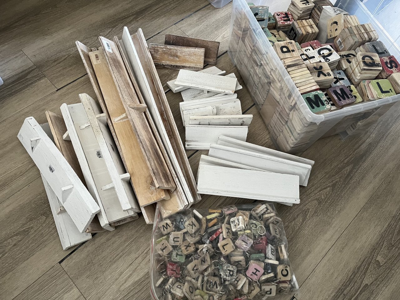 Partij scrabbleletters en sleutelhangers