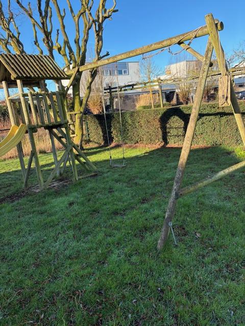 Schommel met glijbaan gratis op te halen