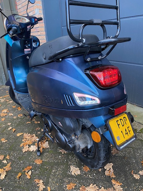 Zeer nette agm vx50 cameleon kleur weinig km nu 999 euro met windscherm
