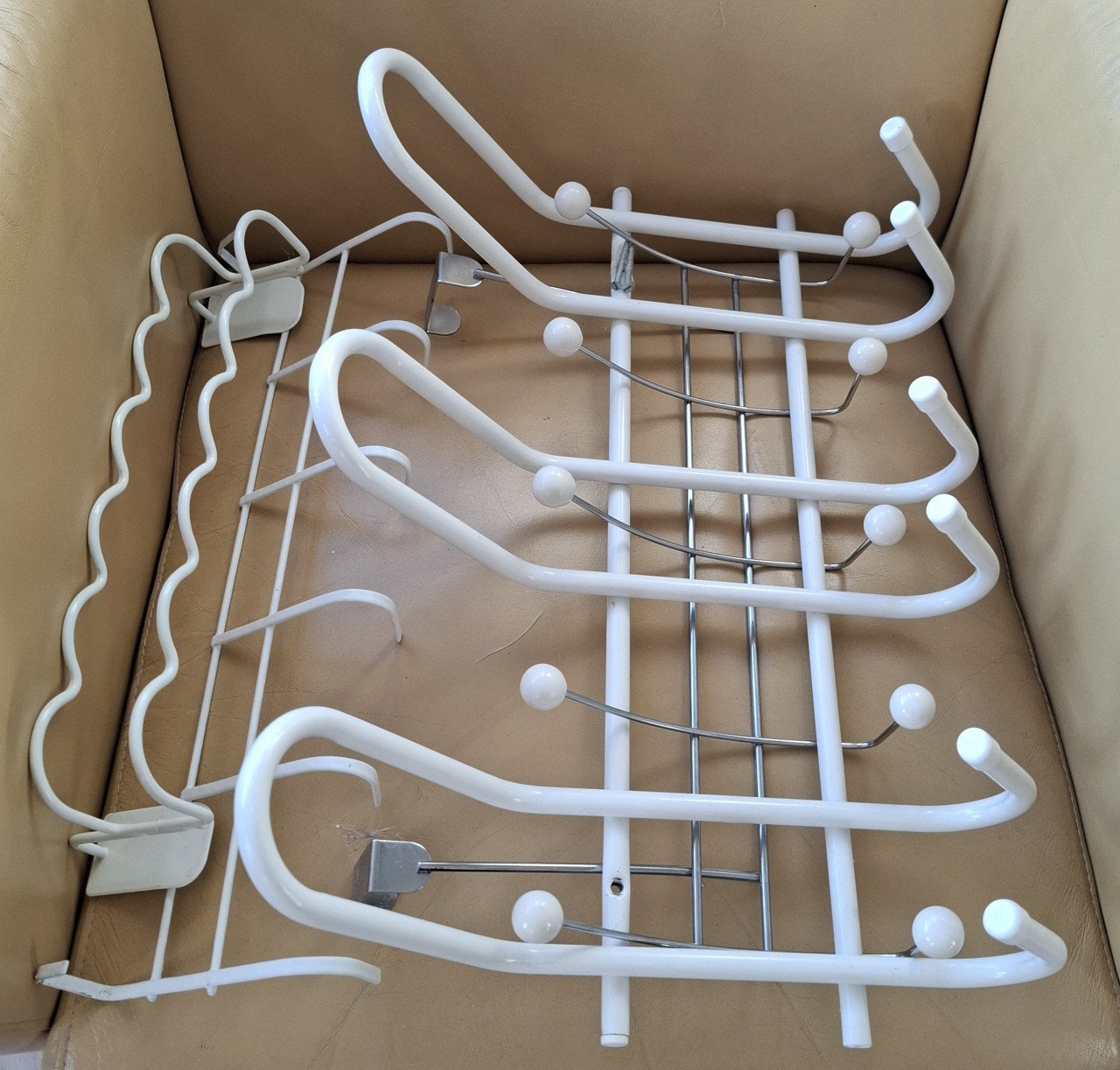 Drie witte kleine nette kapstokjes