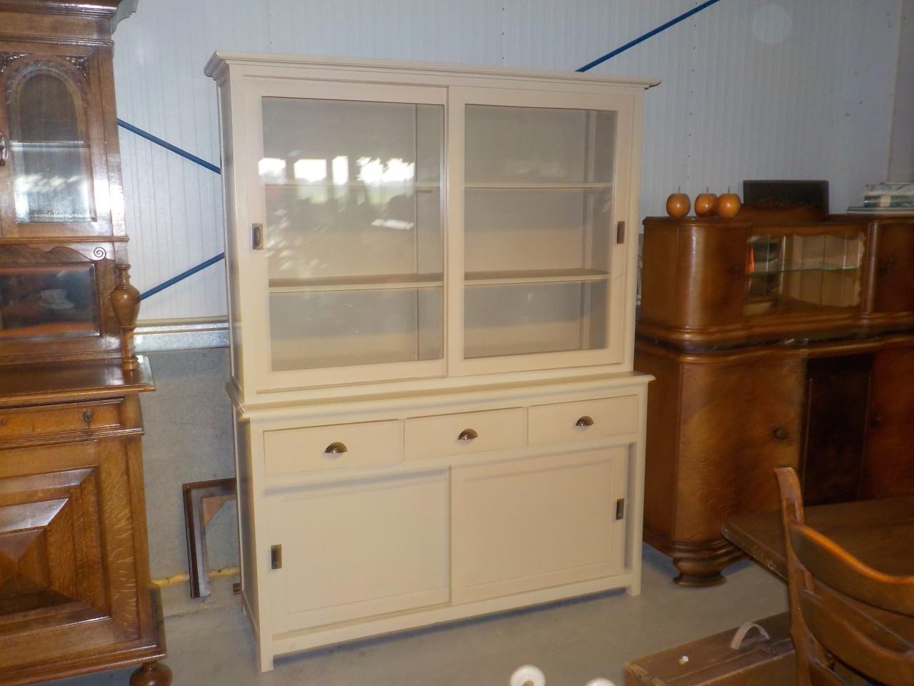 Mooie kwaliteit wandmeubel met 4 schuifdeuren en 3 laden in goede staat