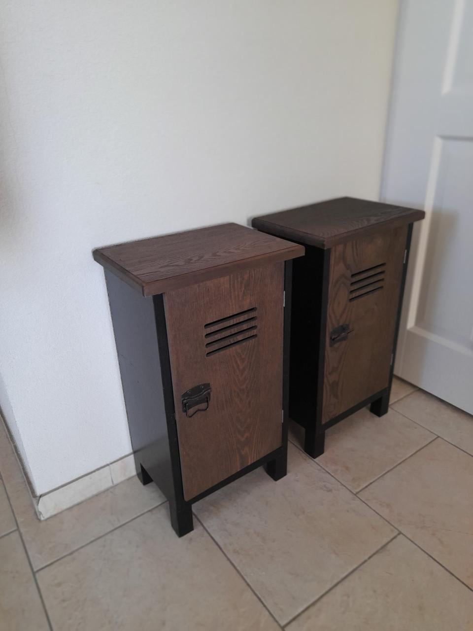 2 Nachtkastjes ( in goede staat ) 34 x 24 x 60H