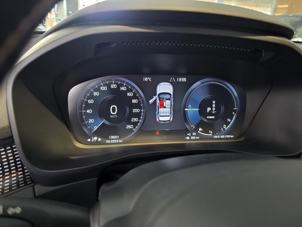 Volvo XC40 r design recharge plug-in hybrid lane assist | trekhaak | camera