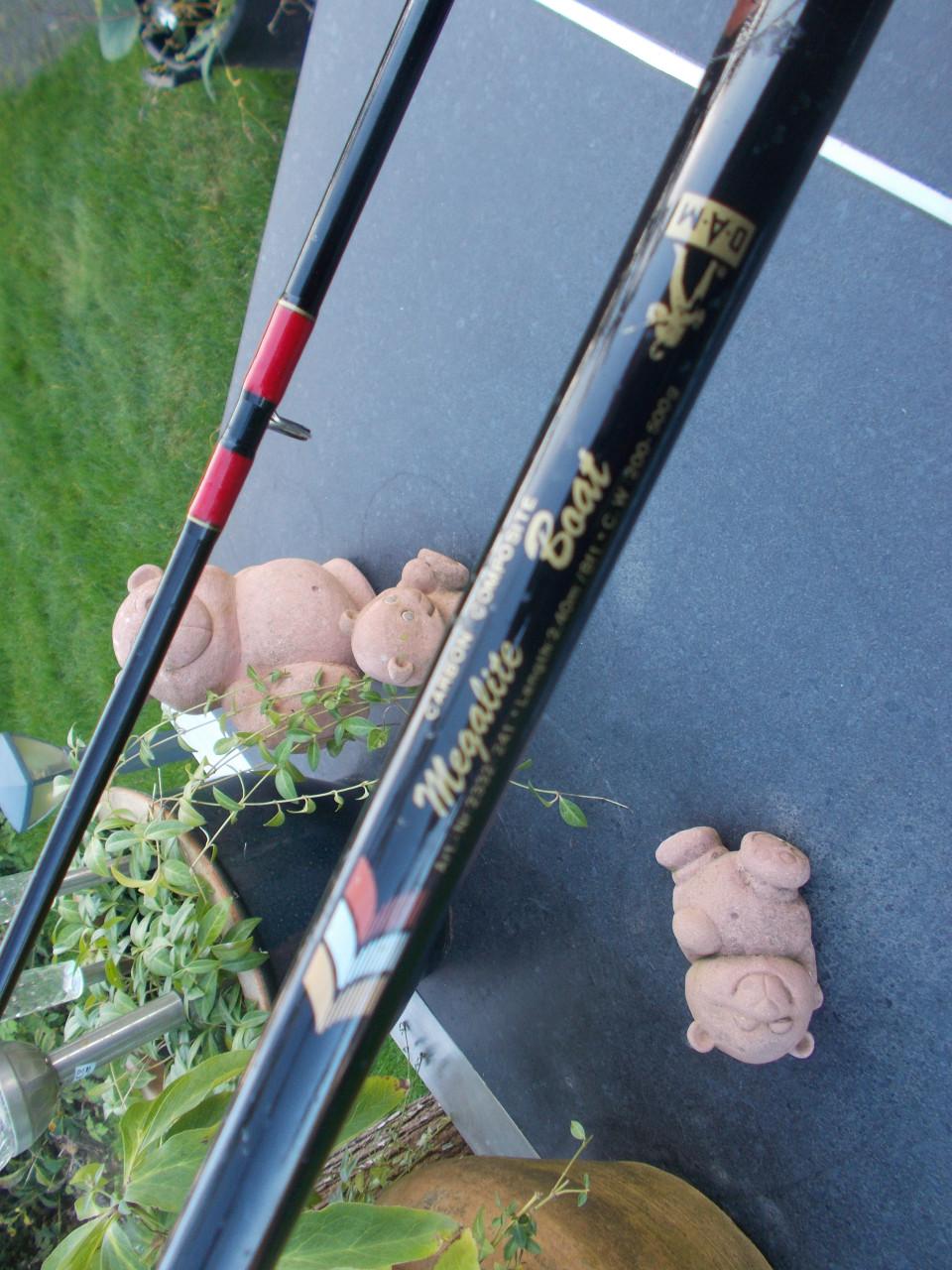 Fraaie tweedelige boothengel "DAM MEGALITE BOAT, lengte 240 cm w.g. 500 gr