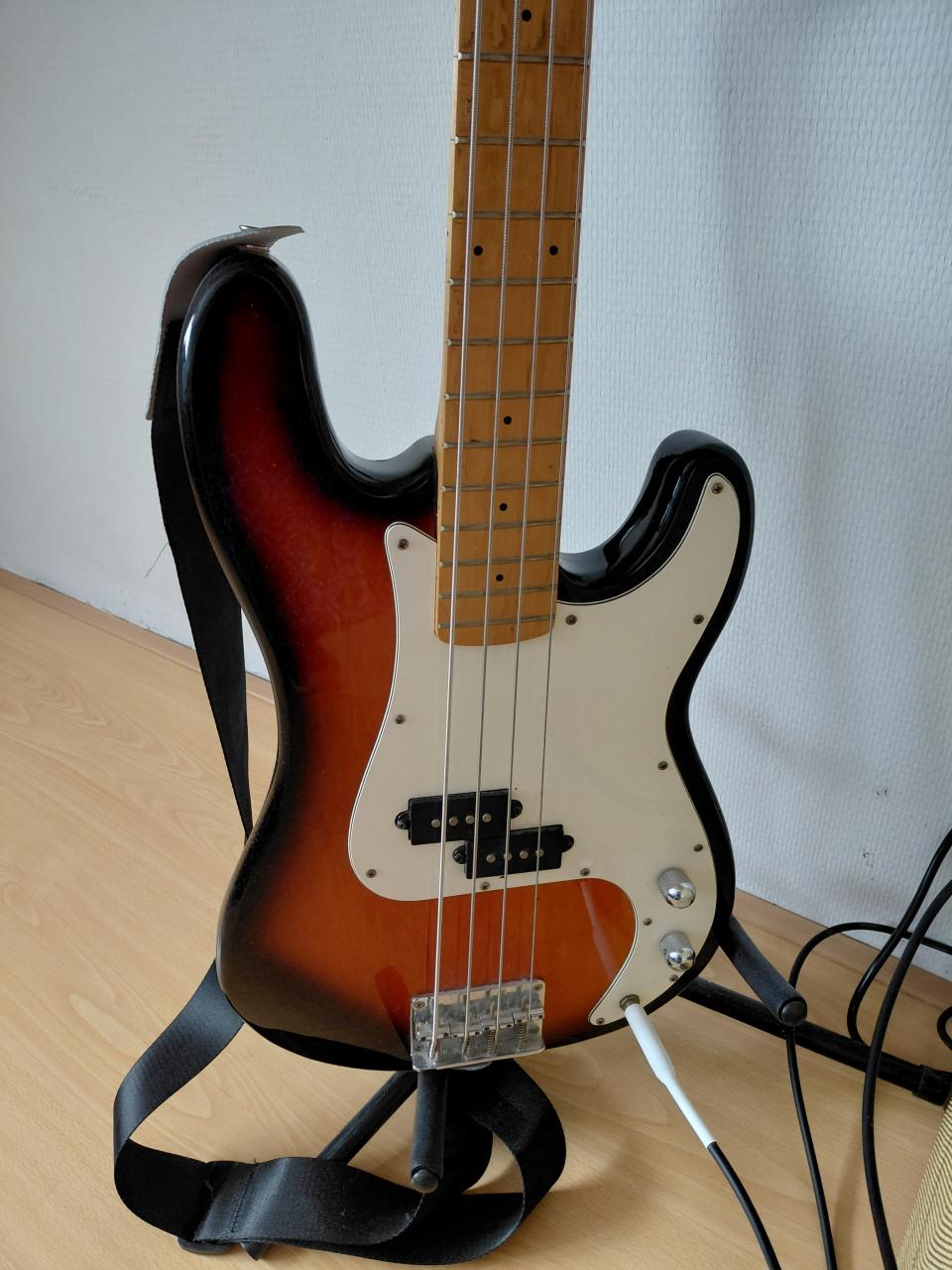 Samick basgitaar met versterker