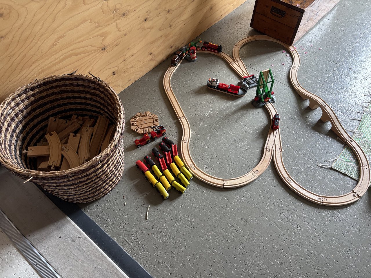 2 electrische Brio locomotieven en veel ikea rails