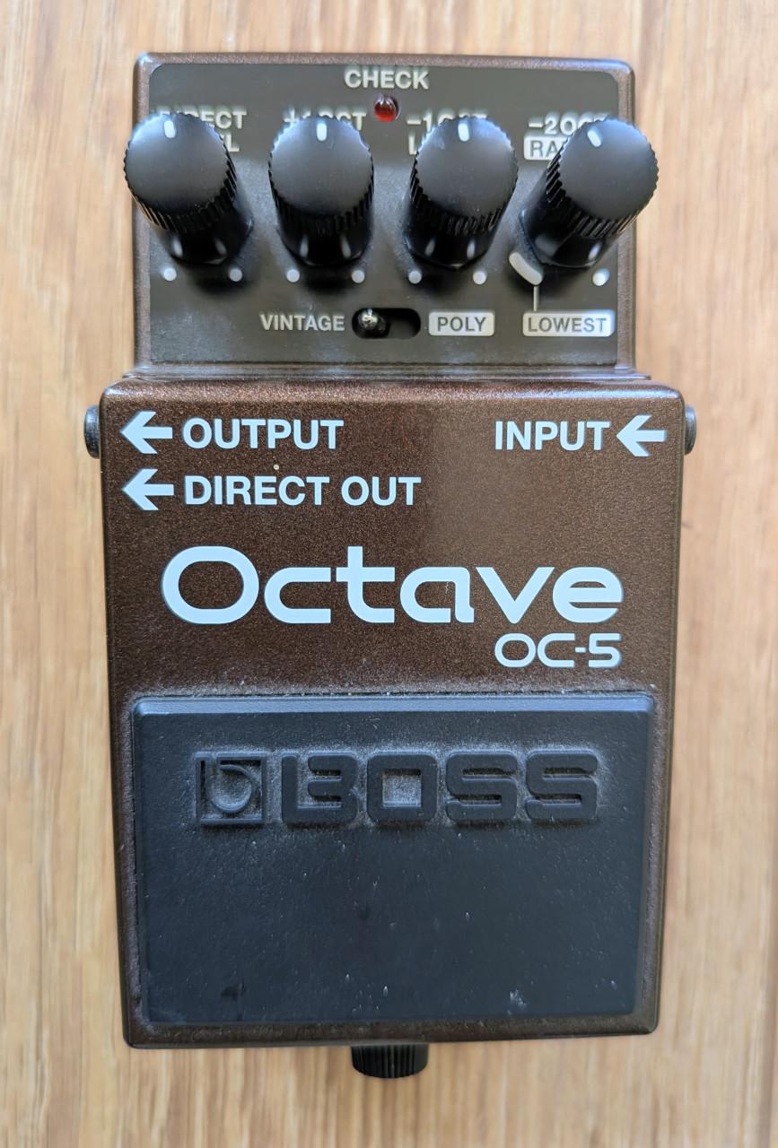 Vier microfoonstandaards + Boss Octave- OC-5