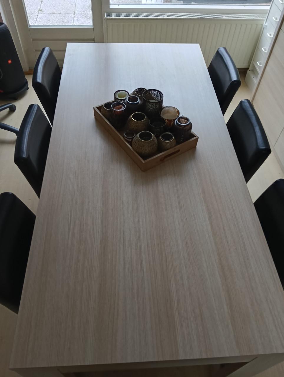 6 zwarte leren stoelen -1 jaar oud-