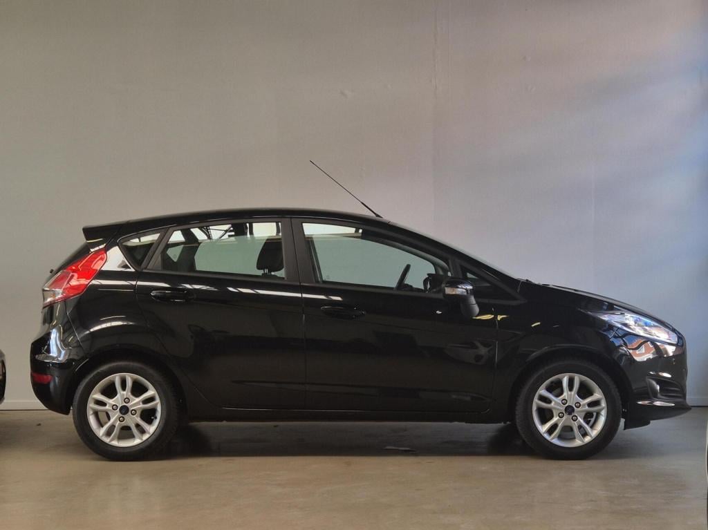 Ford Fiesta 1.25 / nieuwe db riem / parkeersensoren / stoelverwarming