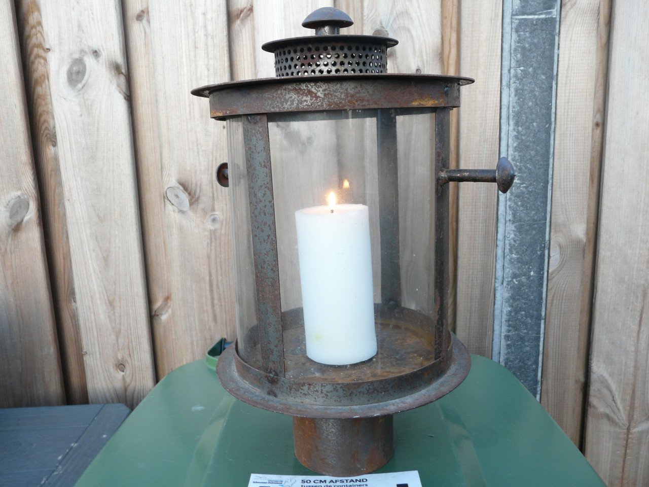 Brocante ijzeren standaard met kaarslantaarn