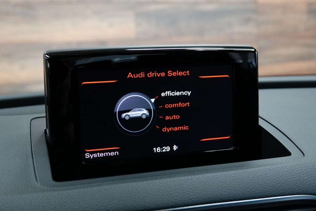 Audi Q3 s-line | drive select | bose | pdc |