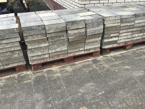 Gratis af te halen betonstenen  600 stuks grijs gemêleerd 20x30x6