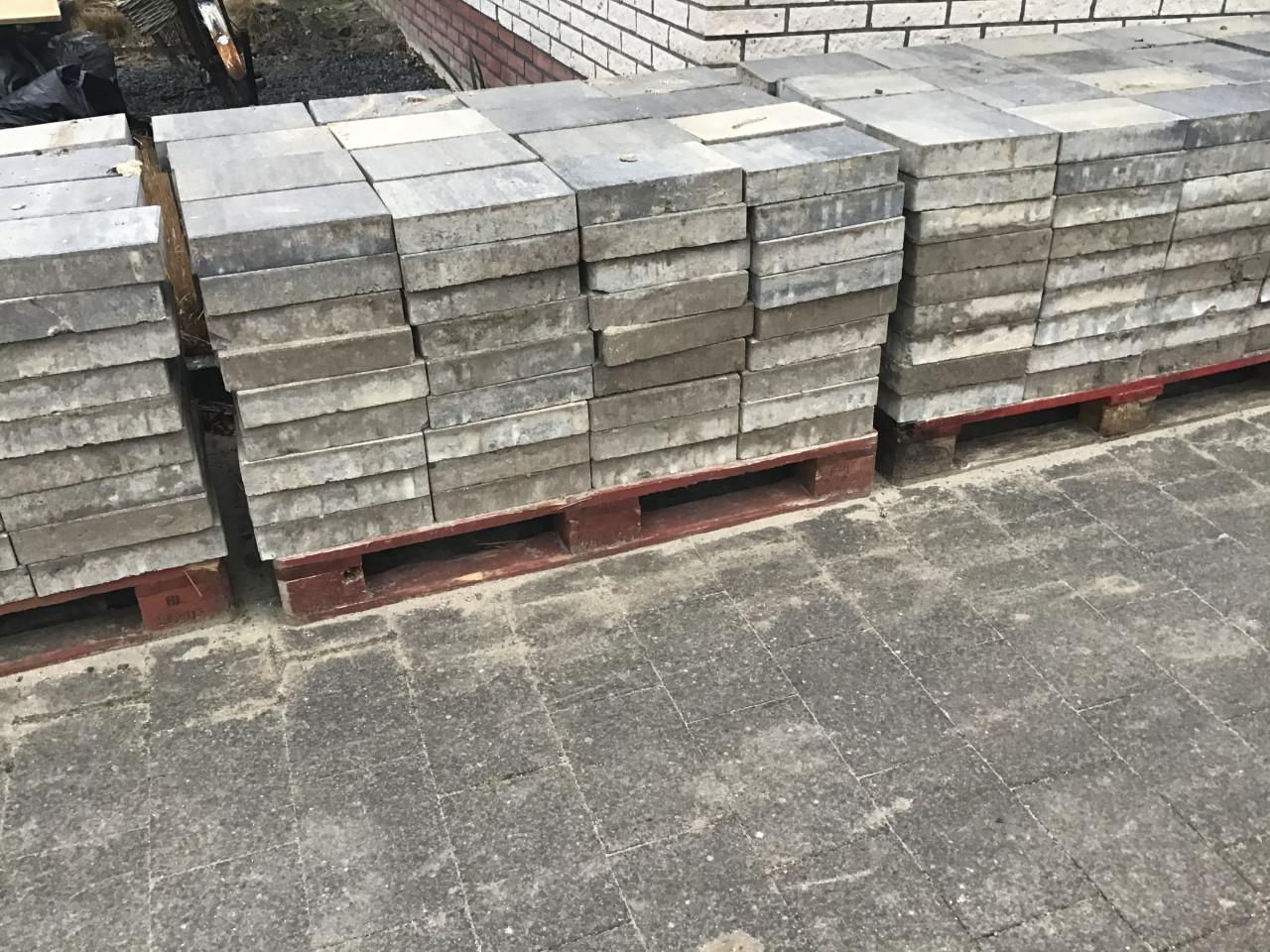 Gratis af te halen betonstenen  600 stuks grijs gemêleerd 20x30x6