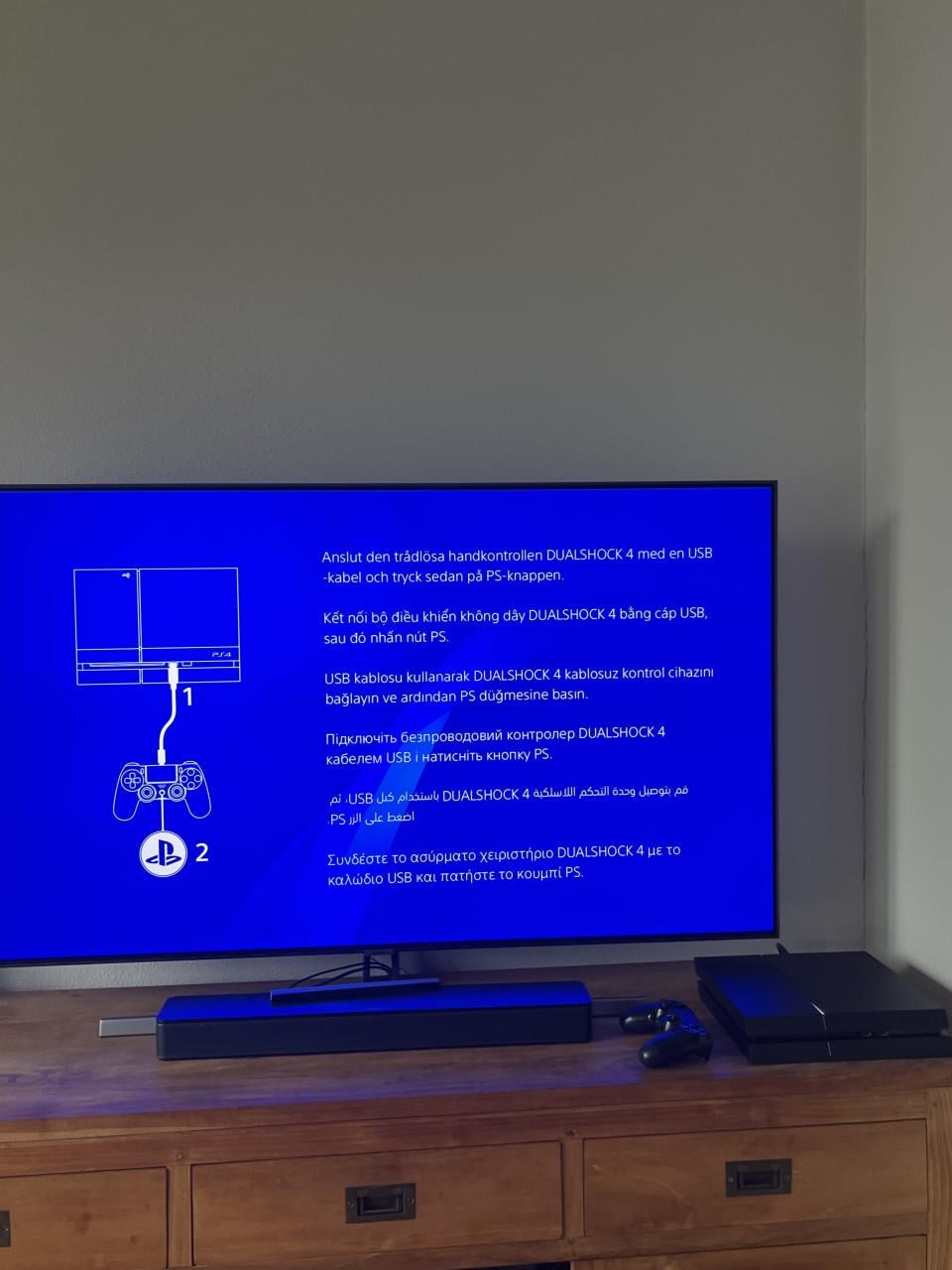 PlayStation 4 1TB met controller, oplaaddock en 3 spellen (Alleen ophalen)
