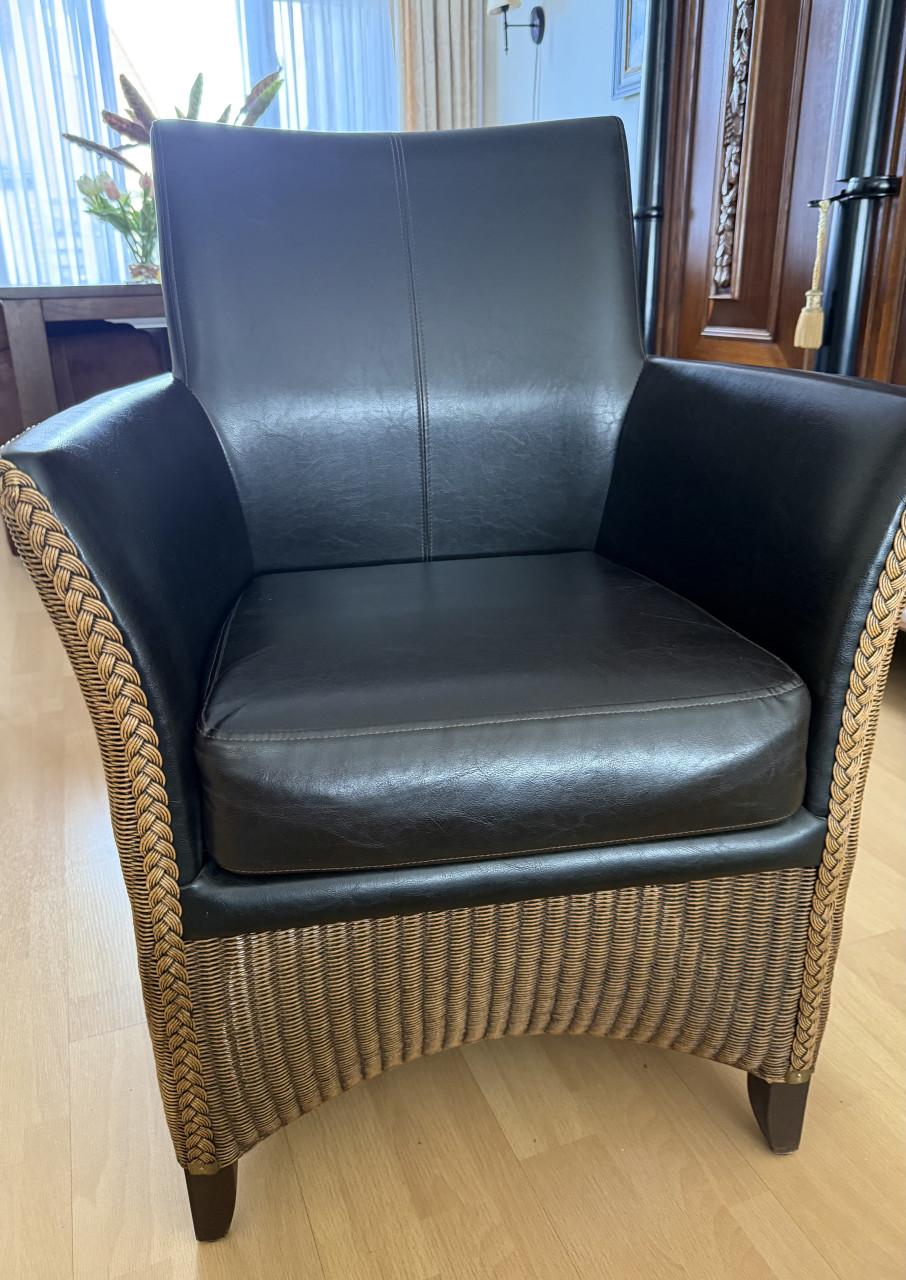 Zeer mooie Fauteuil, hele goede zit. Engelse stijl.  Leder/ loom vlechtwerk