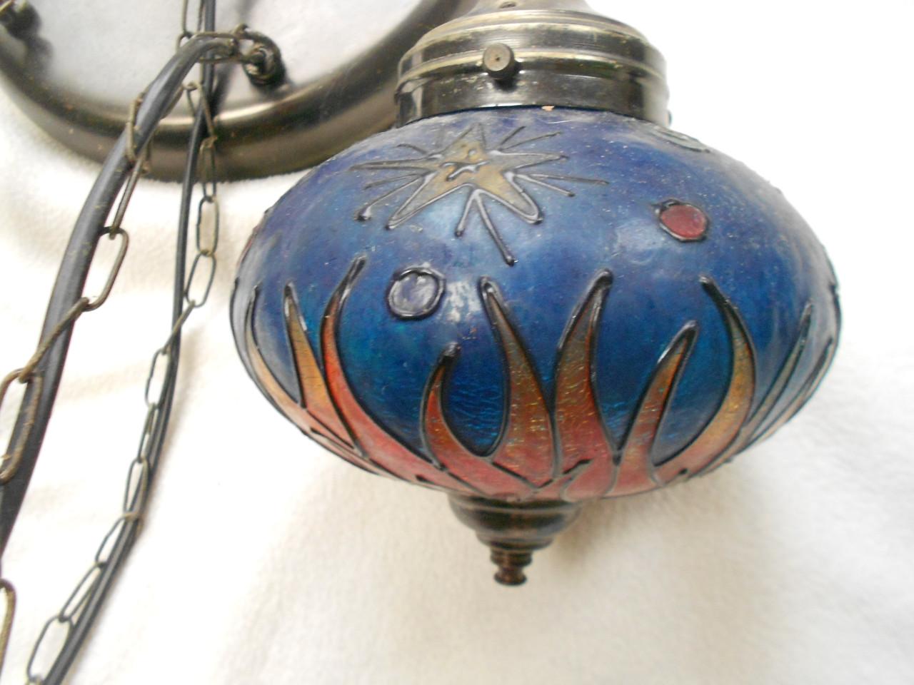Vintage hanglamp met vijf glazen gekleurde bollen.