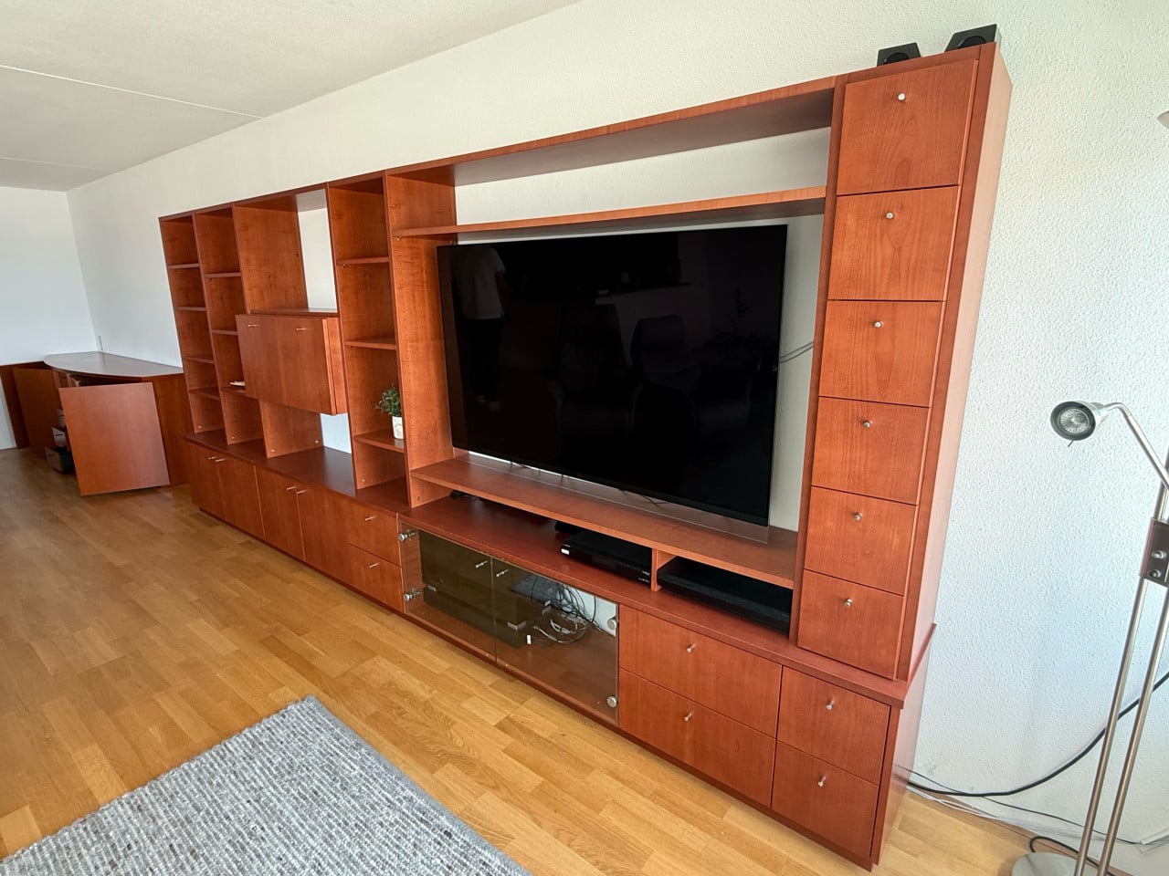 Gratis lange wandkast kersenhout kleur