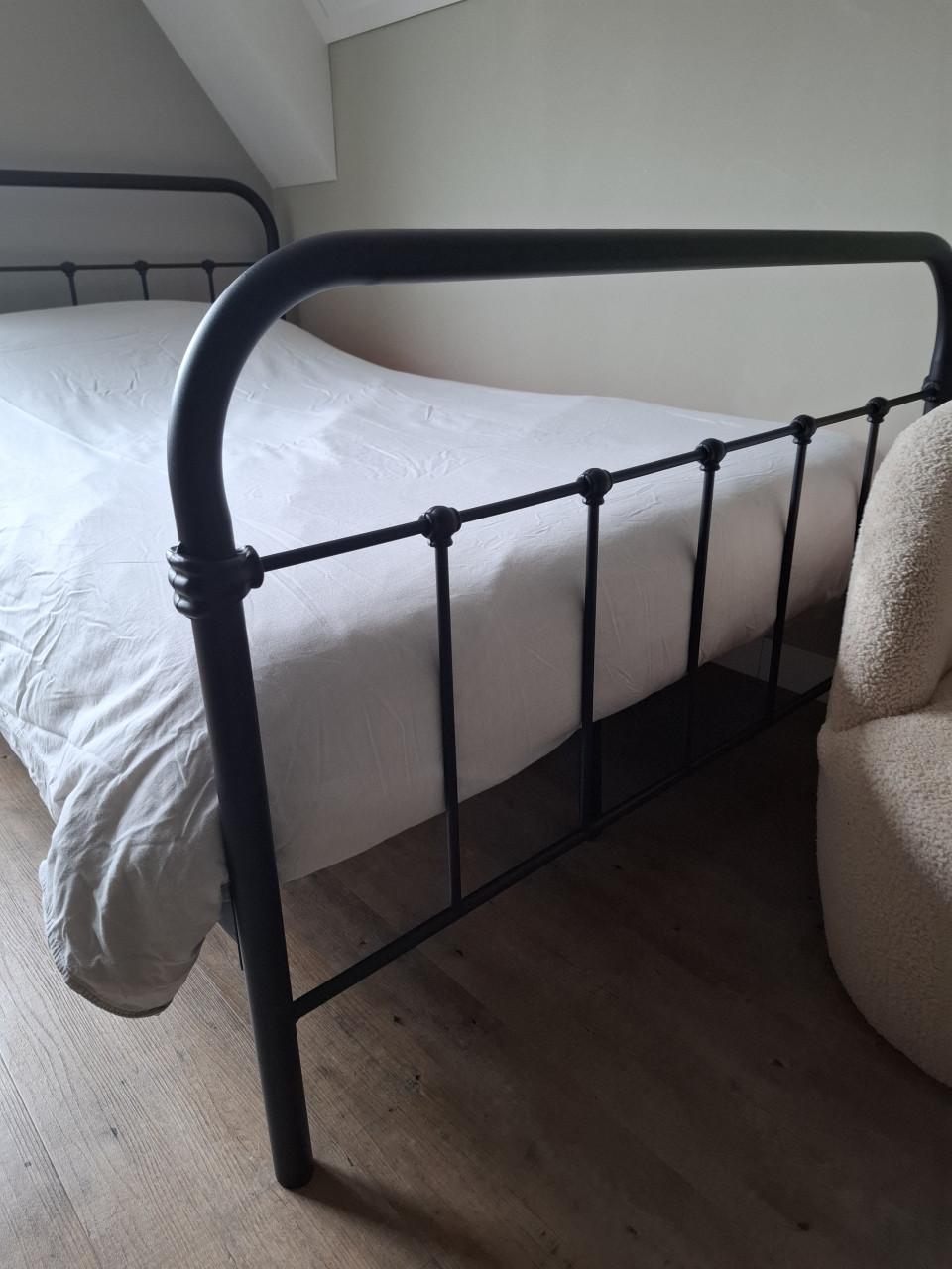 Stevige metalen bed