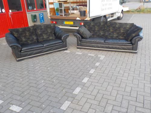 Leren 3 ( 210 cm ) + 2 ½ zits ( 175 cm )met stoffen kussens in goede staat