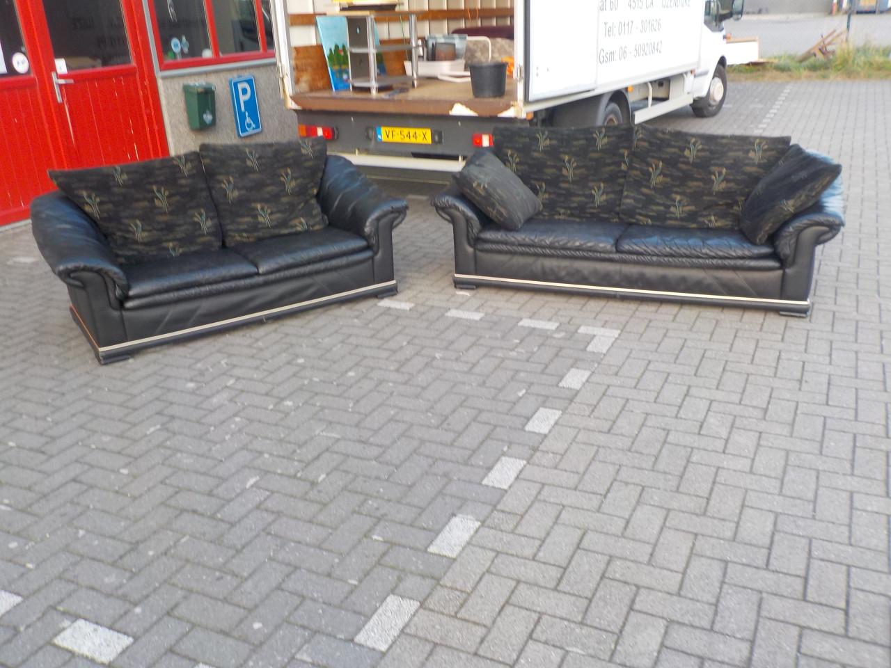 Leren 3 ( 210 cm ) + 2 ½ zits ( 175 cm )met stoffen kussens in goede staat