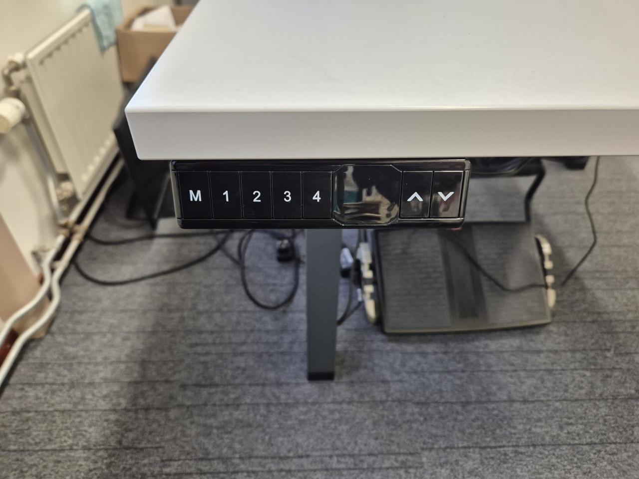 Elektrisch verstelbaar duo bureau.