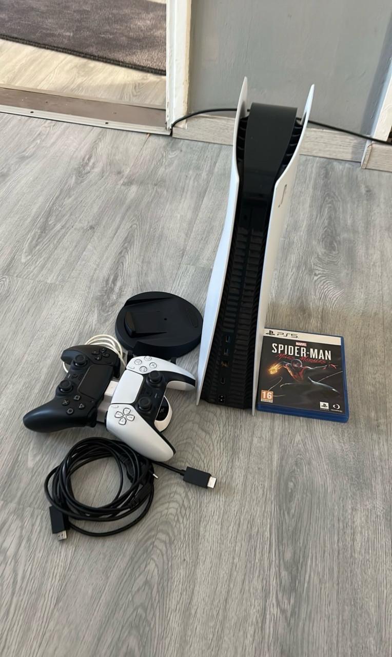 Playstation 5 Disc (1TB) met 2 controllers & Spider-Man