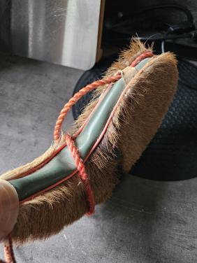 Mooie vintage drinkfles/veldfles, van leer en geitenvel..