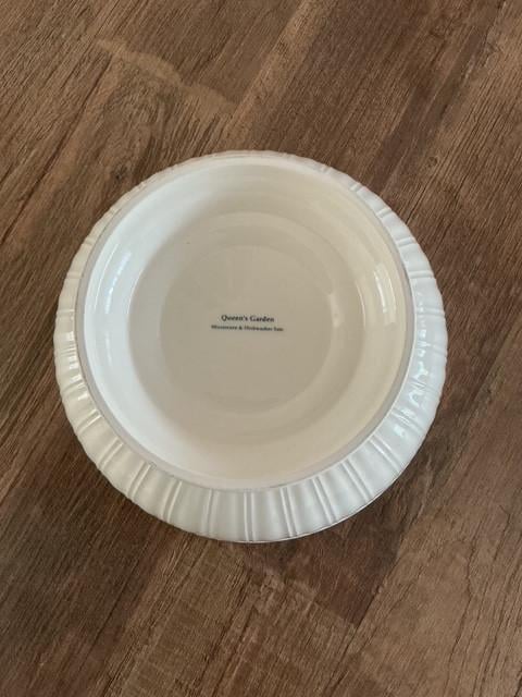 NIEUW: 2 prachtige, porseleinen DEKSCHALEN Queen's Garden